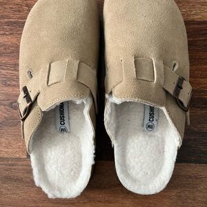 Cushionaire Slip on clogs